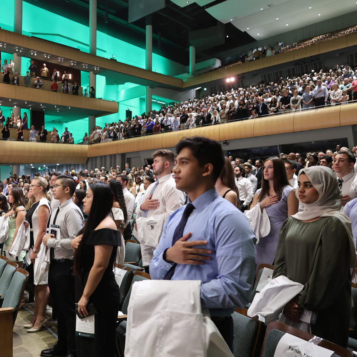白色大衣仪式开始参加189 MSU医学生的医学界 